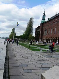 Od vody ji odděluje nábřežní park