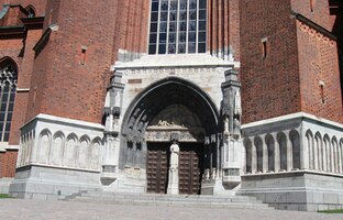 Kombinace strohé cihlové stavby