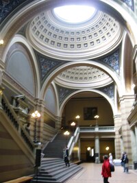 s majestátní vstupní aulou