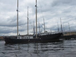 a u něj zakotvených školních plachetnic