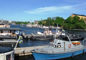 přes most na ostrov Skeppsholmen