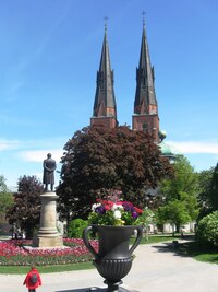 a prostupuje vlastně celým městem