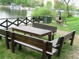 Na nábřeží jsou pěkná posezení