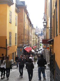 Kolem něj je mnoho úzkých uliček