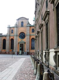 Náměstí s obeliskem a kostelem Finska Kyrkan