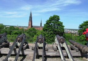 a kanóny, které míří na dóm,