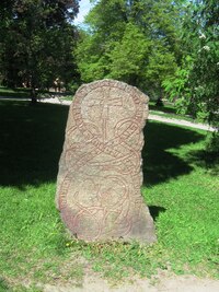 a runový kámen před ní