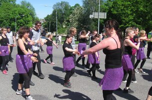 Ještě suita v černofialových kombiné