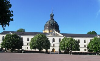 dojdete k Armádnímu muzeu