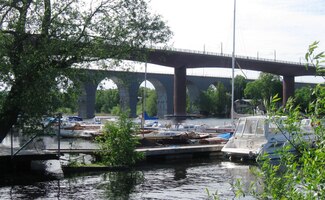 Zde je železniční dvojmostí