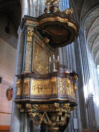 a standardně zdobná kazatelna