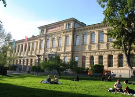 a v parku Humlegârden Královská knihovna