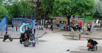 a plno sportovišť, hlavně pro děti