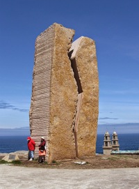 stejně jako pomník ztroskotání tankeru,