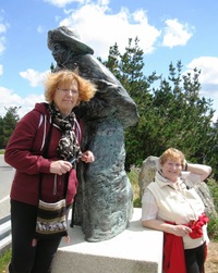 po silnici okolo sochy poutníka