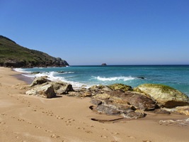 a poskakoval po skaliscích