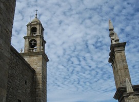 Nad námi se týčí věž a zvonice chrámu