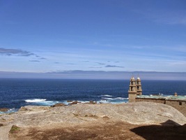 ale zřícená střecha chrámu varuje