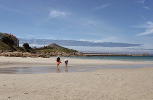 po opuštěné pláži