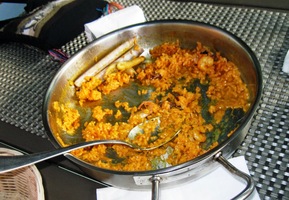 podávala se Paella Marisco (rizoto plné mořských potvor)