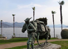 je plná rozmanitých soch