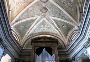 a má i pěknou klenbu