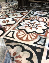 a "svítí" v něm jen pestrá dlažba