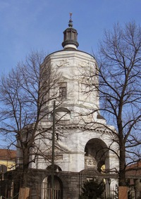 Kolem věže v areálu Universita Cattolica