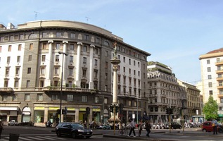 a přes náměstí Largo Augusto