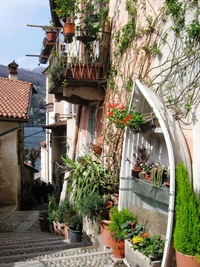 Úzkými uličkami sestupujeme do přístavu