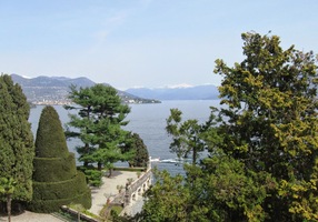 a ranní opar nad jezerem se už rozptýlil