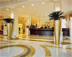 s aulou o velikosti tenisového kurtu