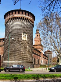 a obdivujeme  opevnění jeho hradu zvenčí