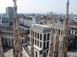 a za "propylájemi" jsou vidět i vzdálené obzory