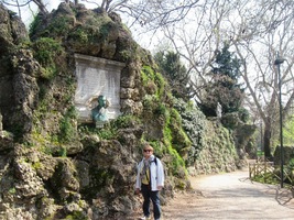 s umělými skalami a jezírky