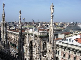 a západní část města za ní