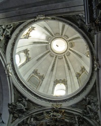 má vysokou klenbu kupole