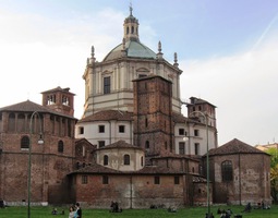 Chrám je krásný i z parku Parco delle Basiliche