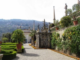 s nádhernými zahradami Boromejských