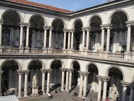 v nádherném dvoupatrovém paláci