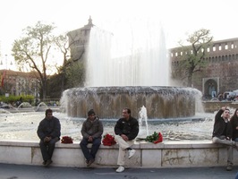 k fontáně před jeho hlavní branou