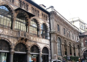 To jsou paláce Dei Natal, Scola Palatine a Loggia degli Osii