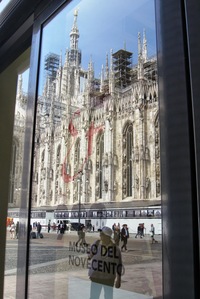 a dnes už jsou naše vzpomínky také jen matným zrcadlením