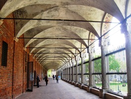 a devět nádvoří s ambity,