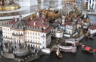 Nejprve prohlížíme maketu paláce