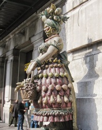 s obrovskými sochami v průčelí