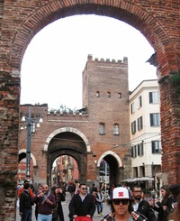 Kolem chrámu je to samá antika: