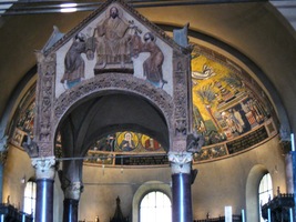 Pod tímto baldachýnem před hlavním oltářem