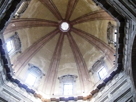 neboť předchozí kupole se několikrát zřítily