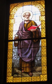 a velké vitráže se světci